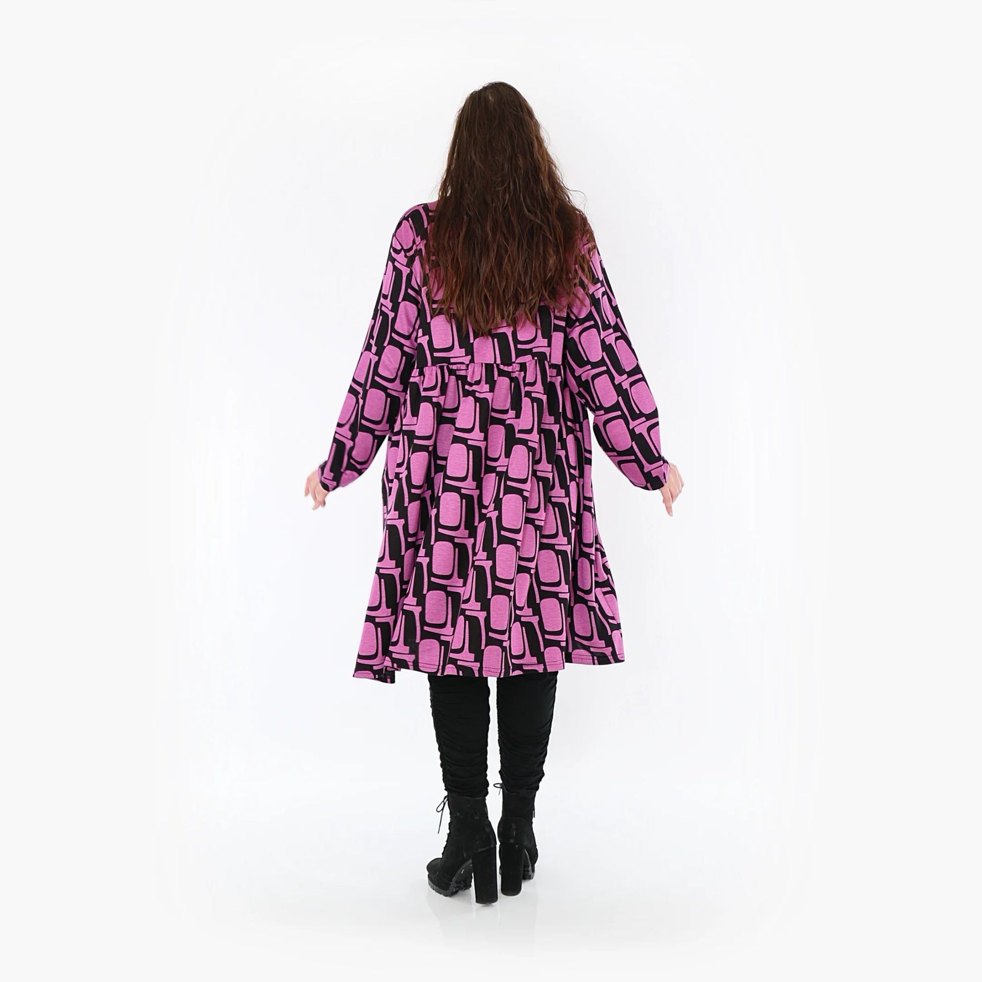  A-Form Kleid in Schwarz-Fuchsia Grafikdesign aus weichem Romanit Jersey mit praktischen Taschen für Curvy Fashion