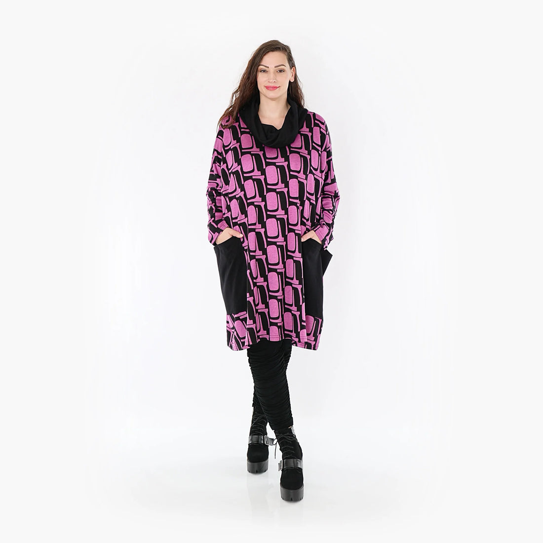  Schickes Oversize-Shirt in Schwarz-Fuchsia mit Rollkragen und praktischen Taschen für Curvy-Mode