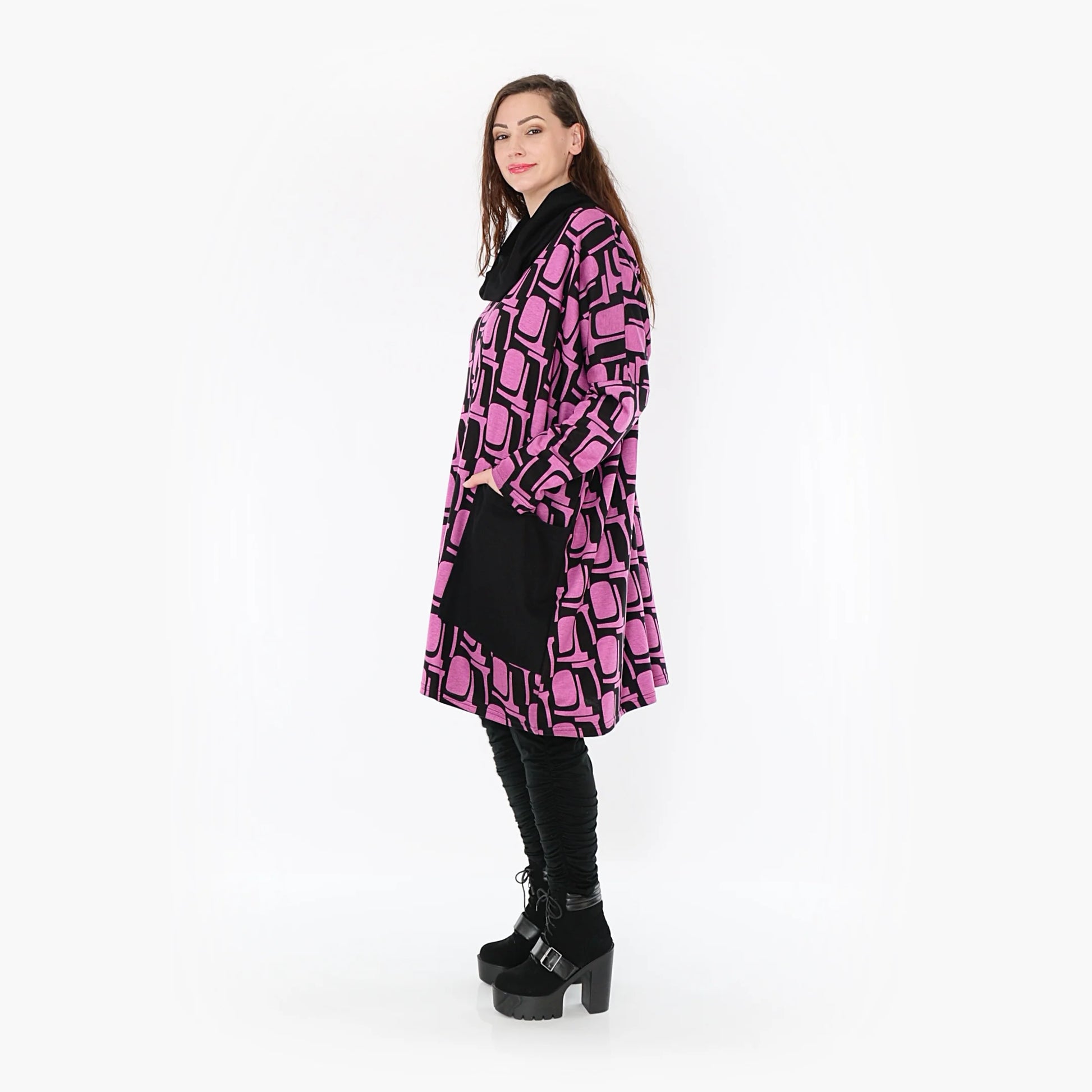  Schickes Oversize-Shirt in Schwarz-Fuchsia mit Rollkragen und praktischen Taschen für Curvy-Mode