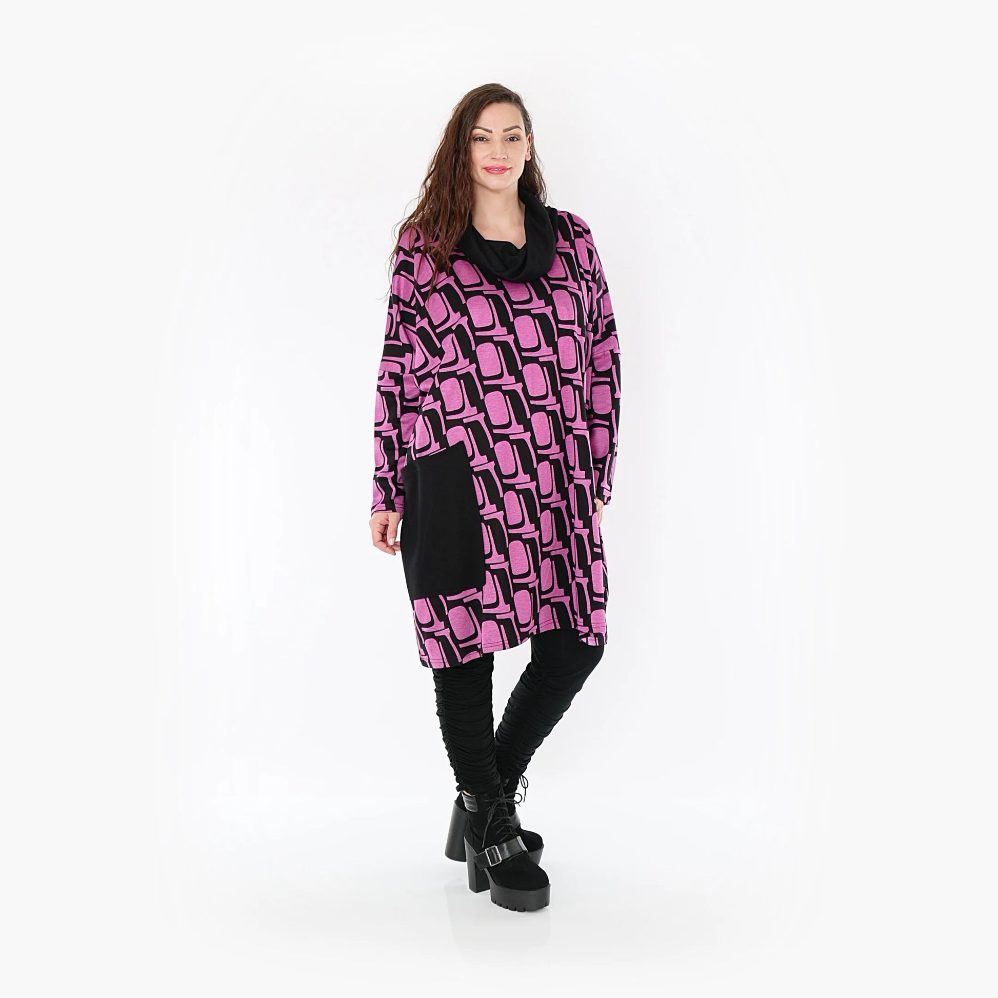  Schickes Oversize-Shirt in Schwarz-Fuchsia mit Rollkragen und praktischen Taschen für Curvy-Mode