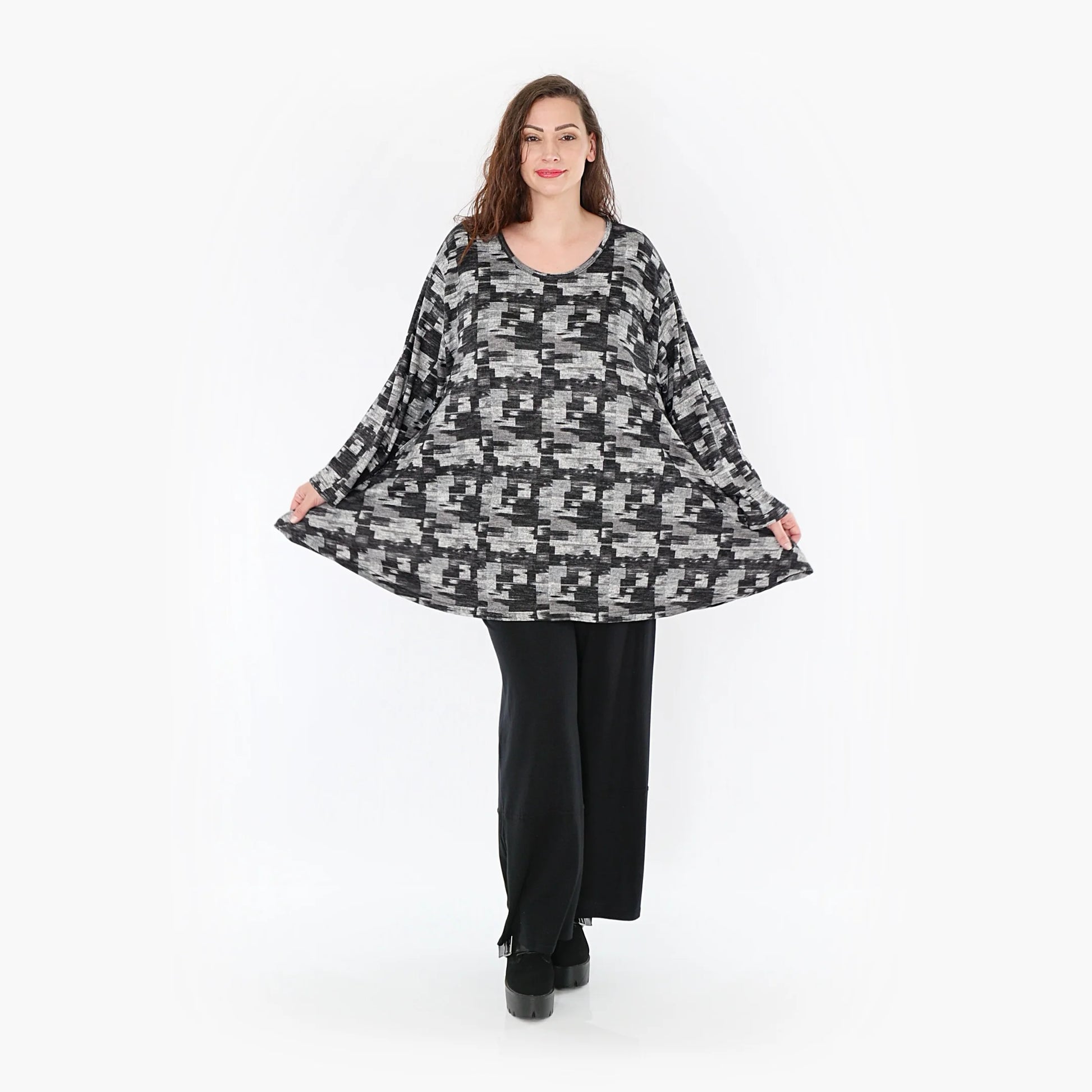  Stylisches Oversize-Shirt in edlem Dunkelgrau mit praktischen Taschen für Plus Size Mode