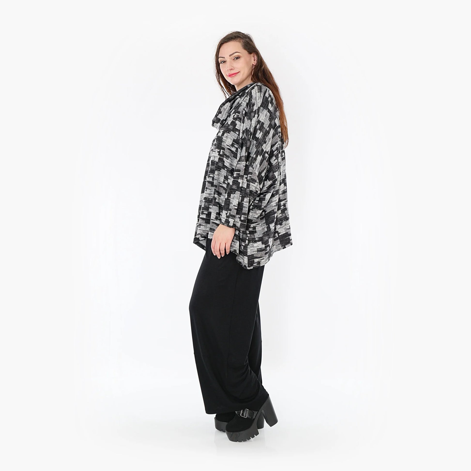  Stylisches Oversize-Shirt mit kuscheligem Feinstrick, Rollkragen und zeitlosem grauen Karomuster für Plus Size