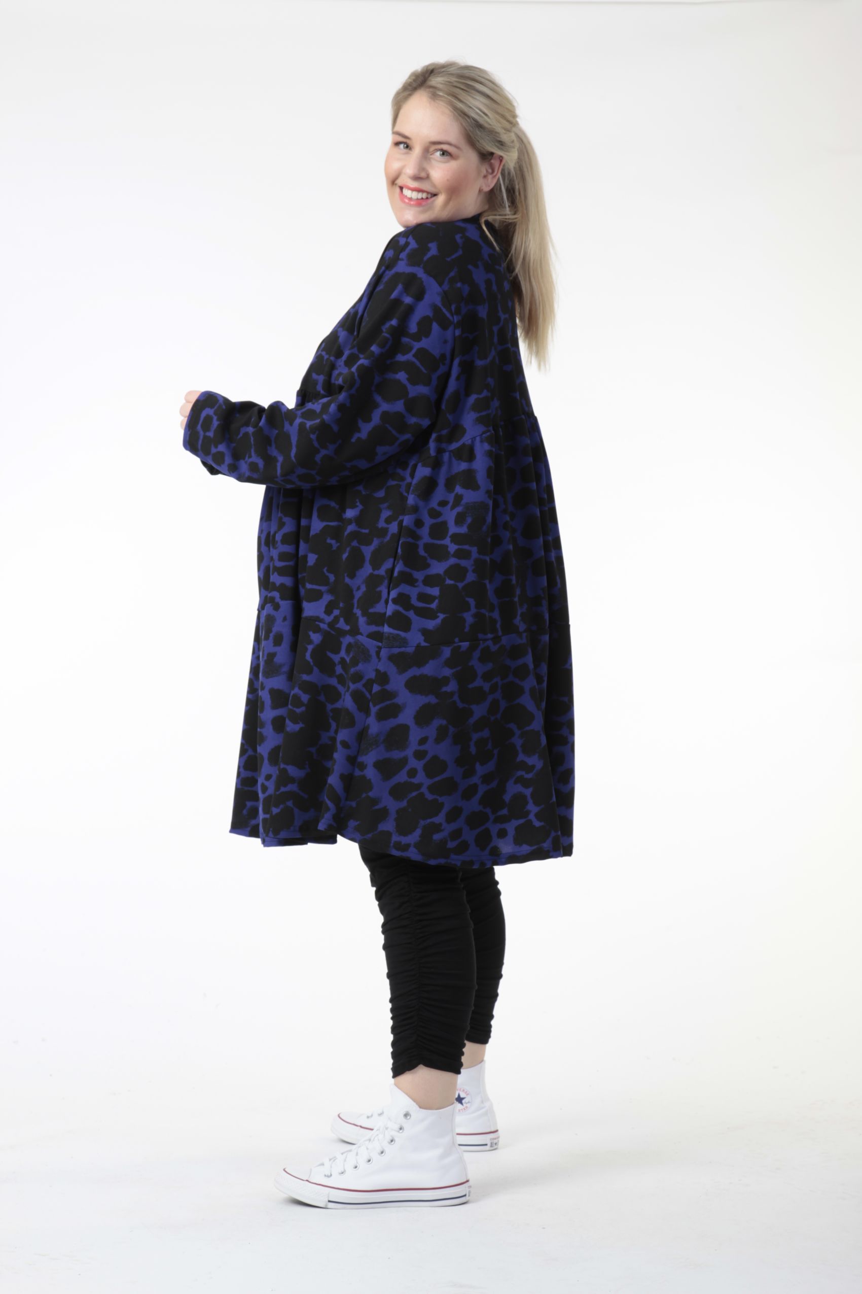  Kleid von AKH Fashion aus Viskose, 0743.06723, Schwarz-Royalblau, Leopard, Schick, Modern