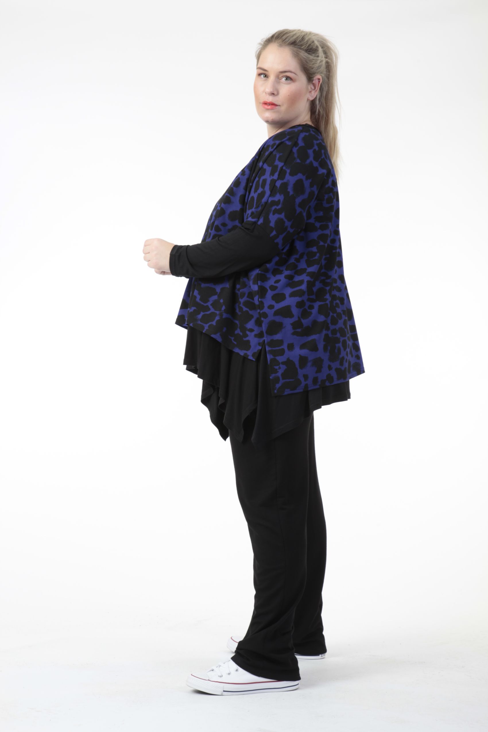  Bigshirt von AKH Fashion aus Viskose in kastiger Form, 0743.06721, Schwarz-Royalblau, Schick