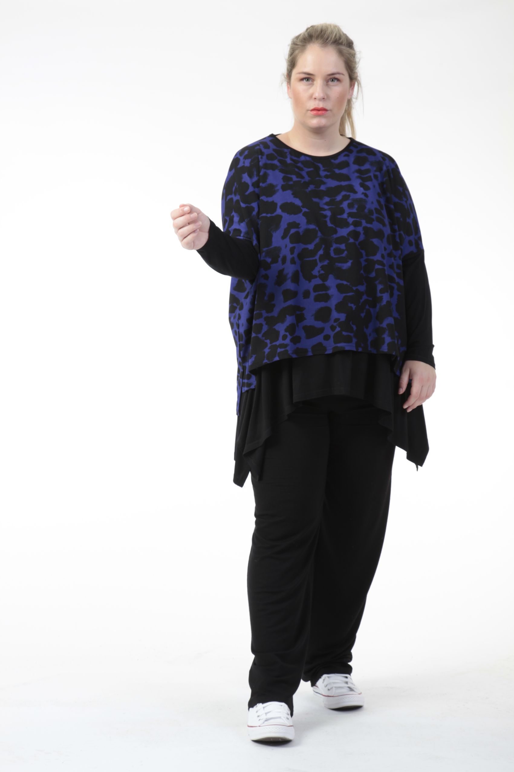  Bigshirt von AKH Fashion aus Viskose in kastiger Form, 0743.06721, Schwarz-Royalblau, Schick