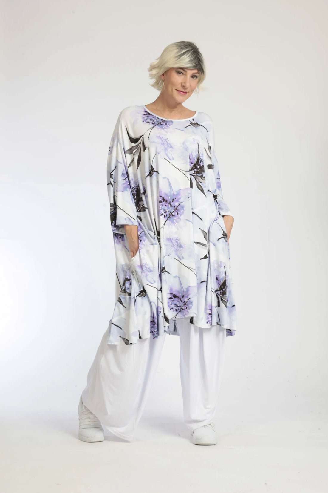  A-Form Bigshirt von AKH Fashion aus Viskose, 1042.06570, Weiß-Flieder, Blumen, Ausgefallen