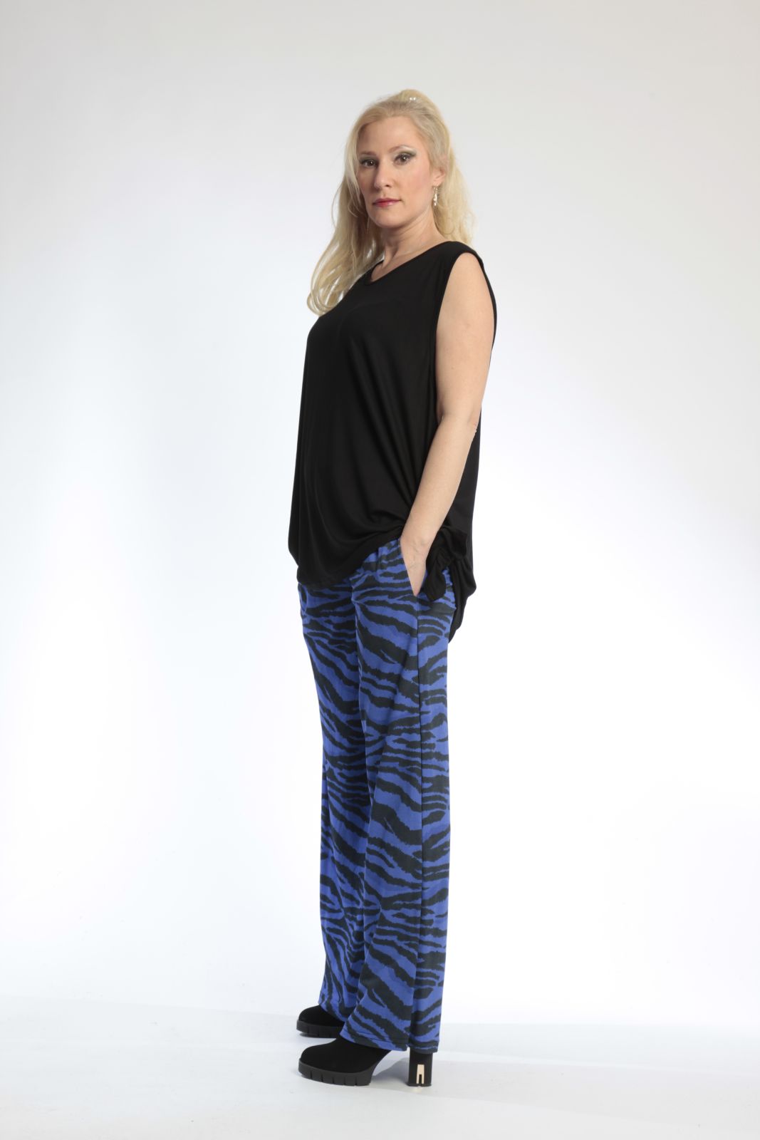  Hose von AKH Fashion aus Materialmix in gerader Form, 0801.01529, Royalblau-Schwarz