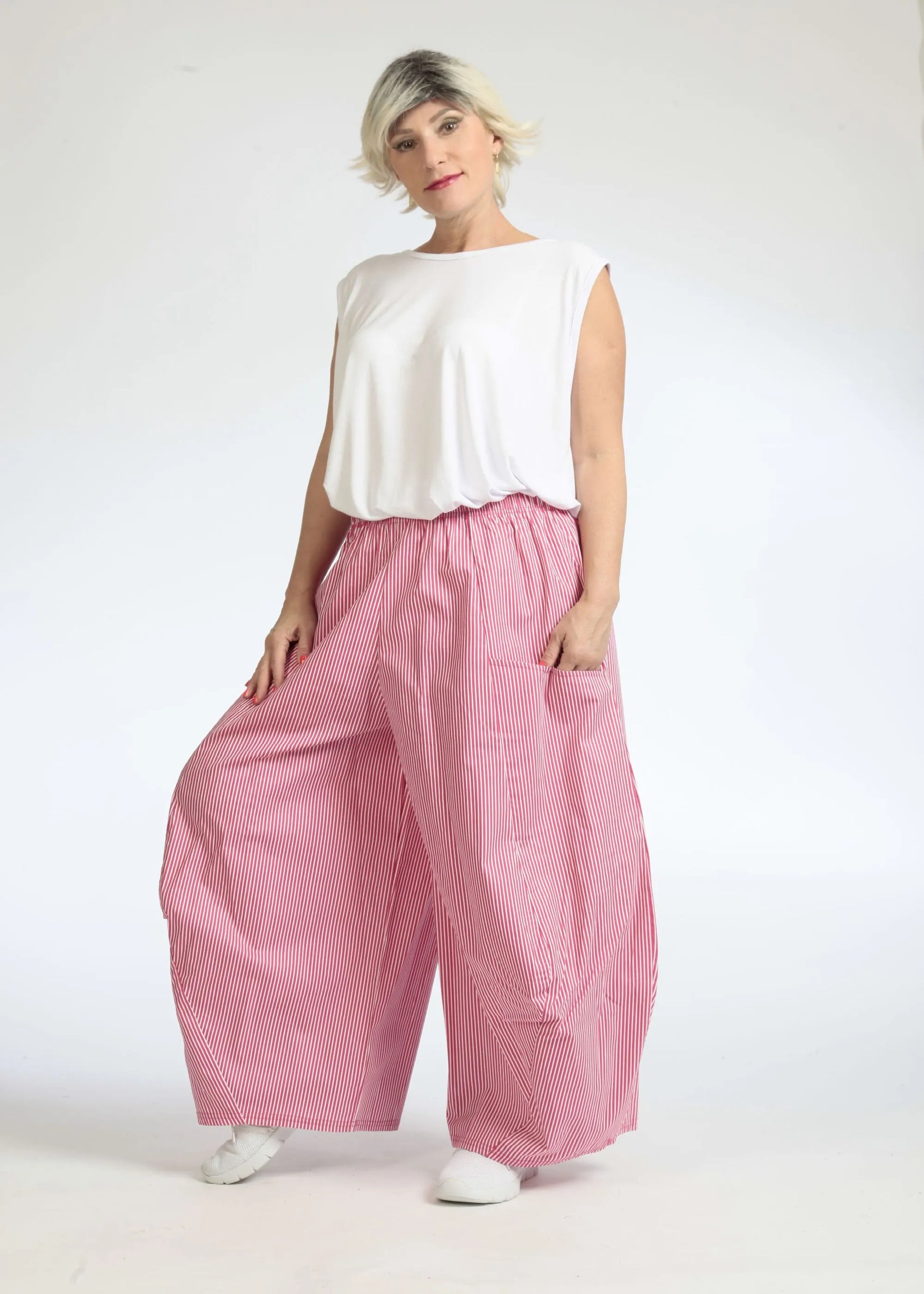  Luftige Ballonhose in auffälliger Pink-Weiß Streifenoptik für bequeme Casual- und Chic-Looks