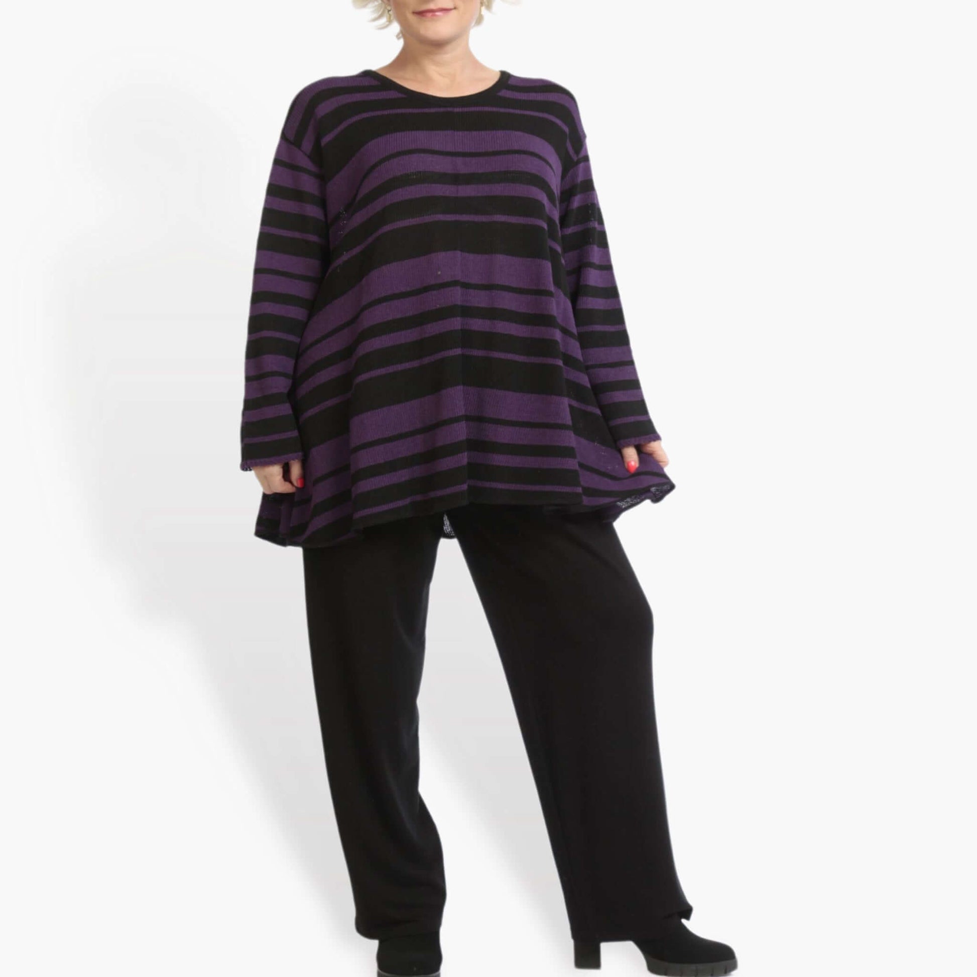  Trendiger Oversize-Pullover in Schwarz-Lila mit Blockstreifen für einen lässigen Look