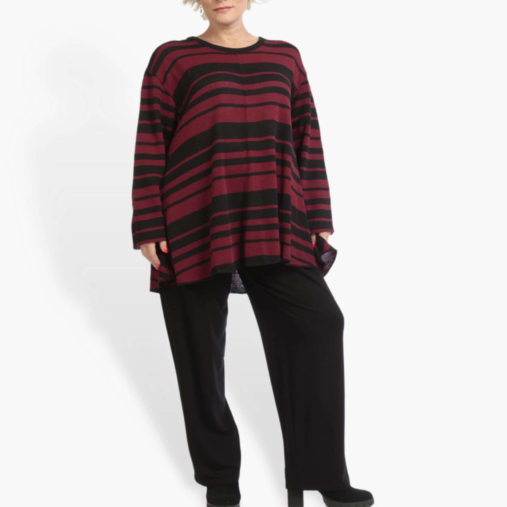  Eleganter Pullover in Glocken-Form mit blockfarbenen Streifen in Schwarz und Weinrot für Lagenlooks