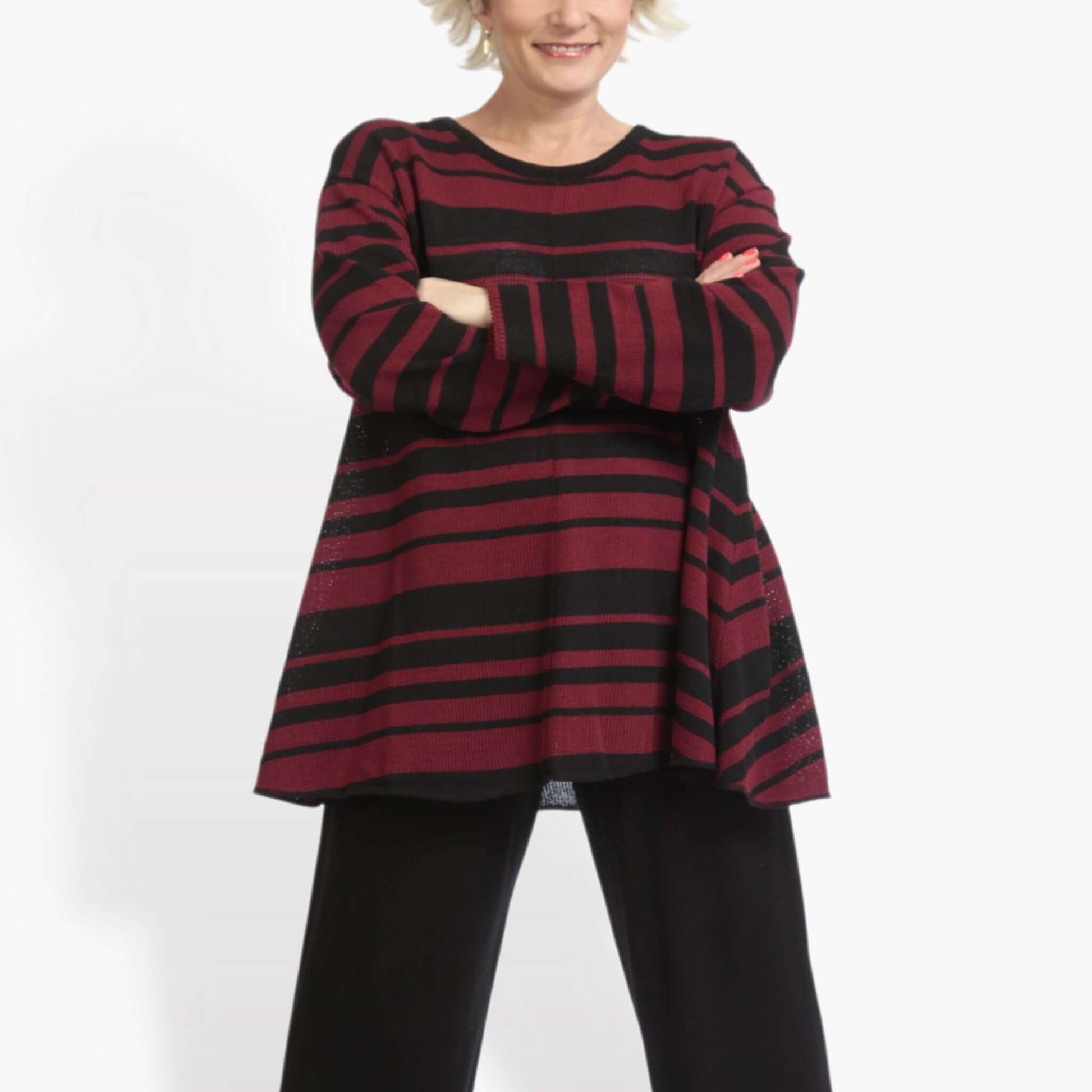  Eleganter Pullover in Glocken-Form mit blockfarbenen Streifen in Schwarz und Weinrot für Lagenlooks