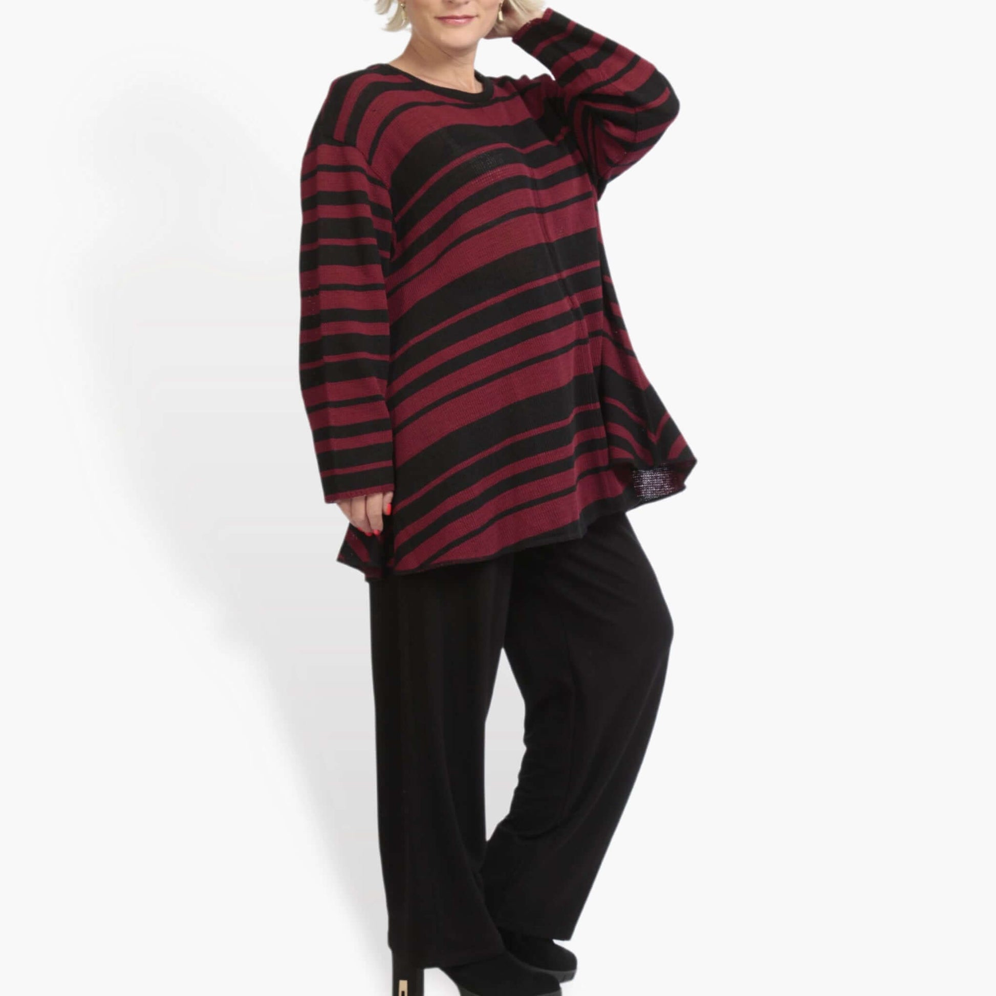  Eleganter Pullover in Glocken-Form mit blockfarbenen Streifen in Schwarz und Weinrot für Lagenlooks