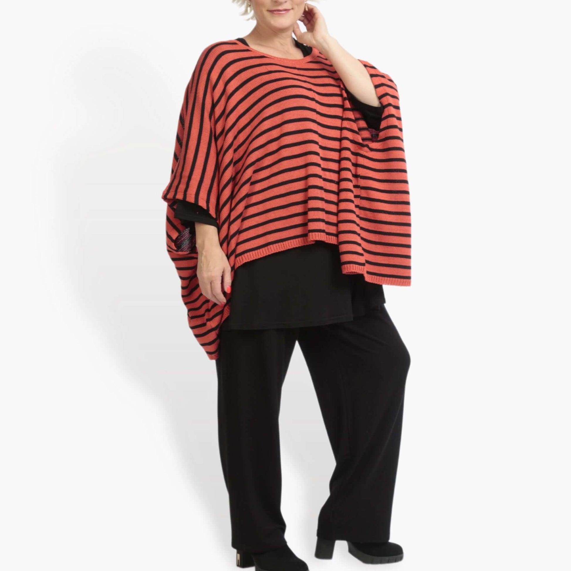  Kastiger Baumwollpulli mit rot-schwarzem Streifenmuster für einen lässigen Oversize-Look